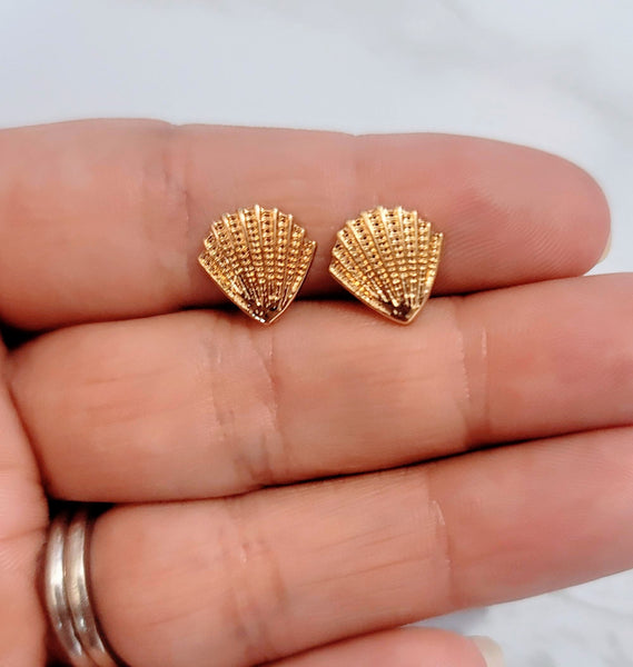 Clam Shell Stud Earrings